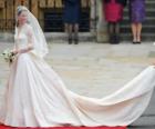 Красивая свадебное платье с длинным хвостом
